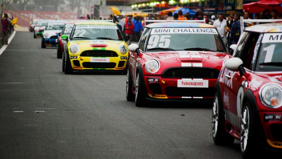 Carros retornam aos boxes após o fim da etapa São Paulo da MINI Challenge Cup. A competição antecedeu a Corrida do Milhão da Stock Car