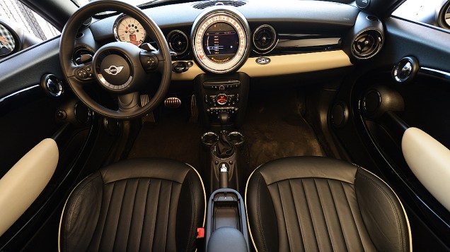 Interior do Mini Cooper S Roadster: instrumentos em inspiração retrô