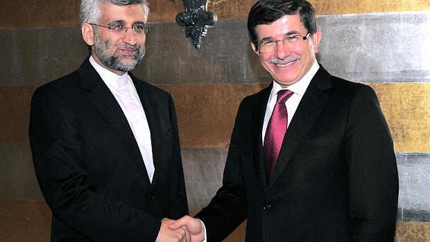 Na Turquia: ministro das Relações Exteriores Ahmet Davutoglu recebe o negociador iraniano Saeed Jalili