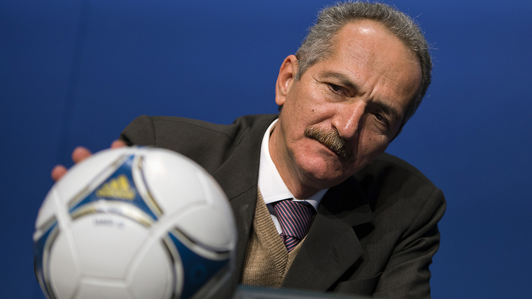 Ministro do Esporte Aldo Rebelo observa bola durante reunião com dirigentes da Fifa