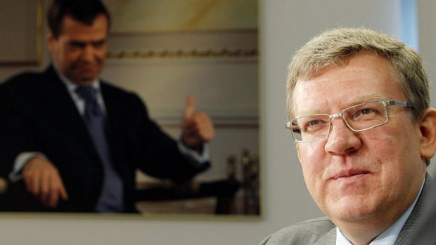 O ministro russo das Finanças, Alexei Kudrin, e, ao fundo, foto do presidente Dimitri Medvedev