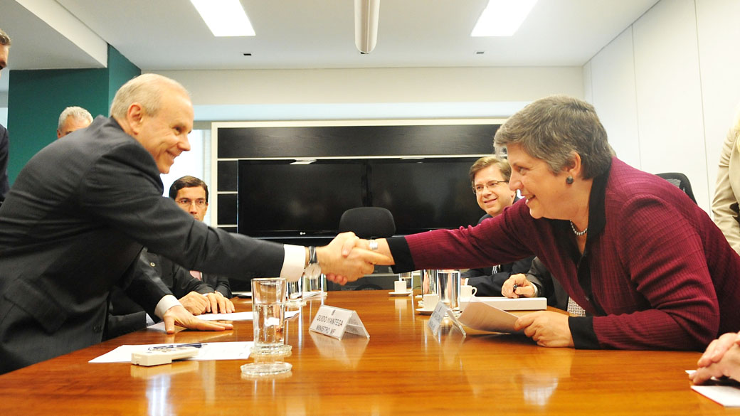 Ministro da Fazenda, Guido Mantega, se reúne com a secretária do Departamento de Segurança Interna dos EUA, Janet Napolitano em Brasília