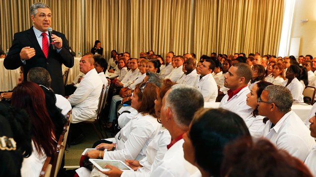 O ministro da Saúde, Alexandre Padilha conversa com médicos cubanos durante encontro de recepção e orientação primária onde participarão do programa Mais Médicos, em São Paulo