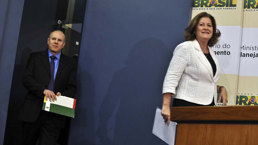 Os ministros da Fazenda, Guido Mantega, e do Planejamento, Miriam Belchior anunciam corte de gastos do Orçamento 2012