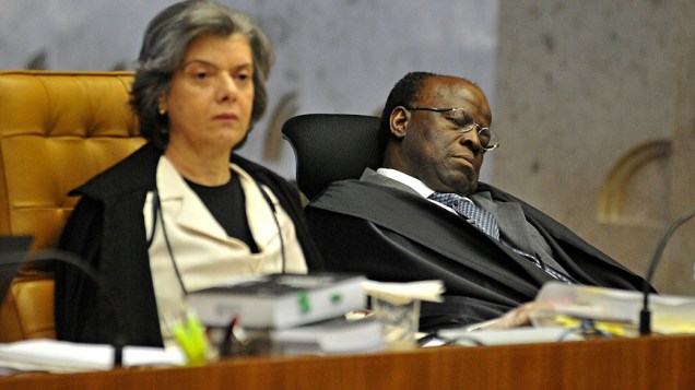 Ministros Cármen Lúcia e Joaquim Barbosa, durante julgamento do mensalão