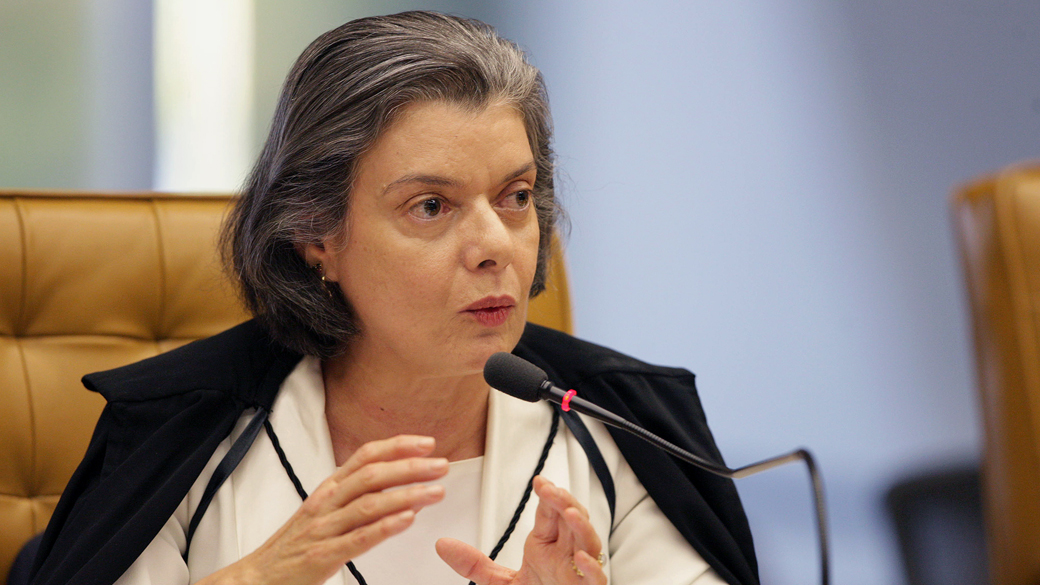 Ministra Cármen Lúcia, anuncia seu voto durante julgamento sobre anencefalia no STF