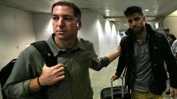 Miranda (dir) é recebido por Glenn Greenwald no Rio de Janeiro