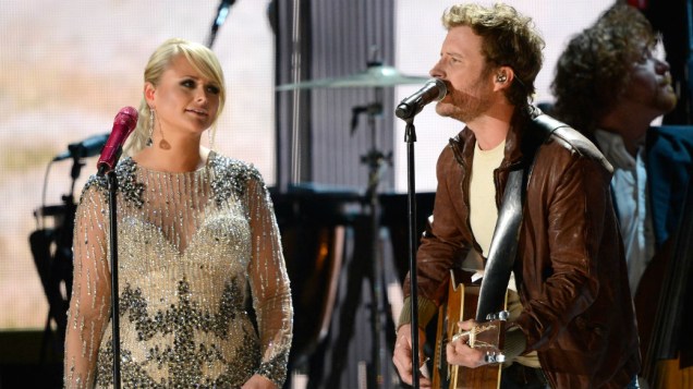 Miranda Lambert e Dierks Bentley cantam juntos na premiação do Grammy