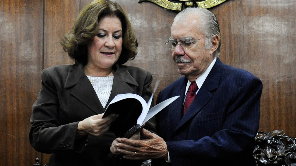 A ministra do Planejamento, Miriam Belchior entregou o projeto de Lei Orçamentária para o presidente do Senado, José Sarney (PMDB-AP)