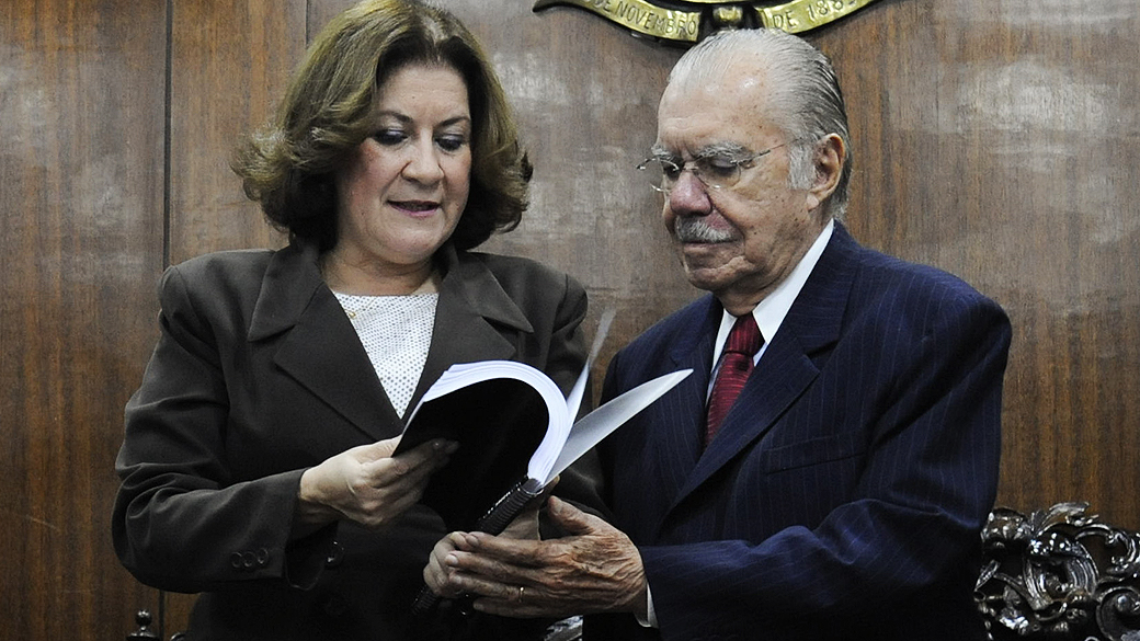 A ministra do Planejamento, Miriam Belchior entregou o projeto de Lei Orçamentária para o presidente do Senado, José Sarney (PMDB-AP)