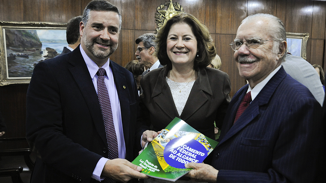 Deputado federal Paulo Pimenta (PT-RS), ministra do Planejamento, Miriam Belchior, e o presidente do Senado, José Sarney (PMDB-AP), apresentam encarte do Projeto de Lei Orçamentária 2013