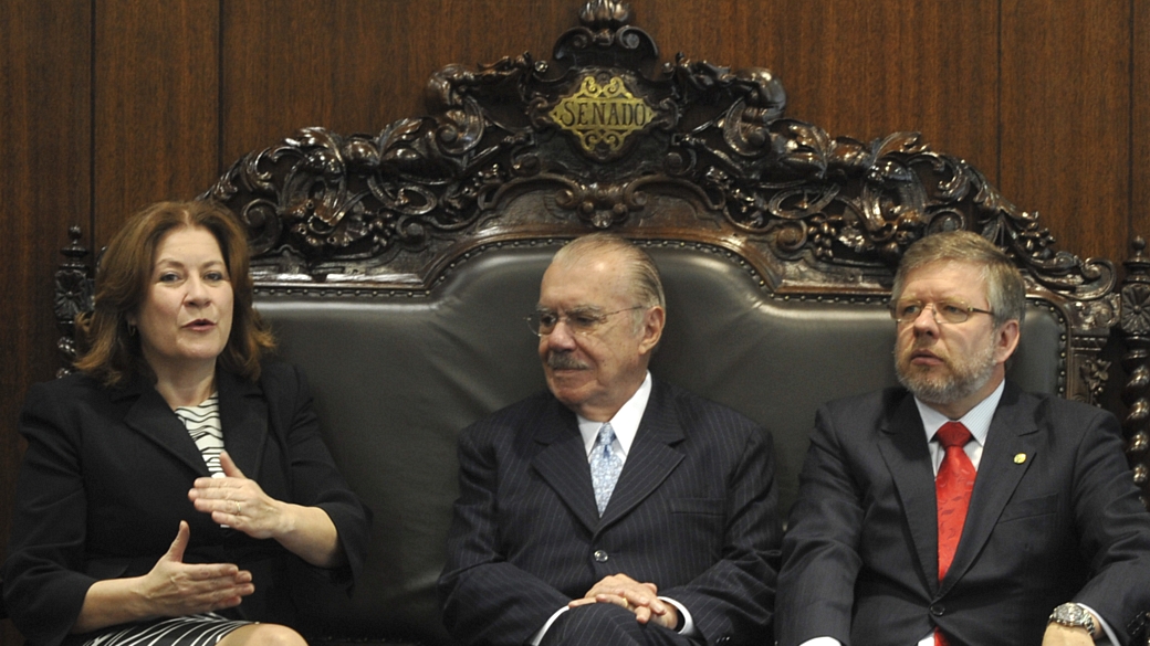 Os presidentes do Senado, José Sarney (centro), e da Câmara, Marco Maia (direita), receberam o texto do Projeto do Orçamento para 2012 das mãos da ministra do Planejamento, Miriam Belchior