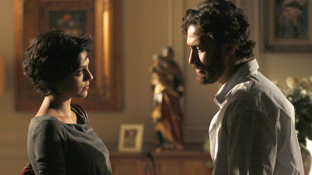 Miriam (Letícia Persiles) insiste para que Rodrigo (Gabriel Braga Nunes) aceite doação de Melissa (Cassia Kis Magro)
