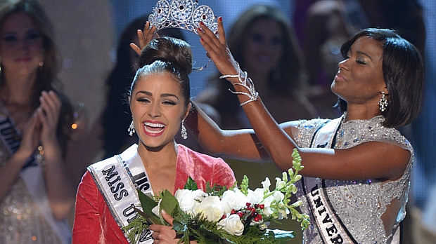 Americana Olivia Culpo recebe a coroa de Miss Universo da angolana Leila Lopes