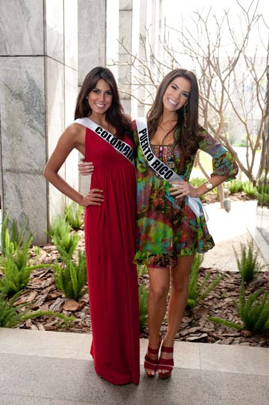A colombiana Catalina Robayo Vargas e a porto-riquenha Viviana Ortiz, candidatas a Miss Universo 2011