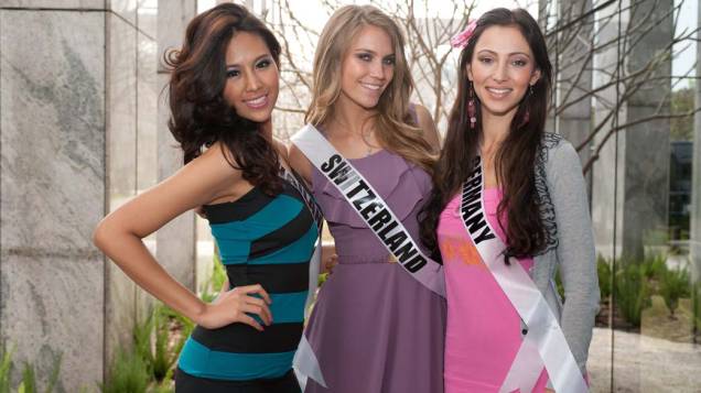 A tailandesa Chanyasorn Sakorchan, a suíça Kerstin Cook e a alemã Valeria Bystritskaia, candidatas a Miss Universo 2011