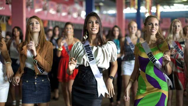 Candidatas a Miss Universo 2011 na quadra da escola de samba Rosas de Ouro, em São Paulo