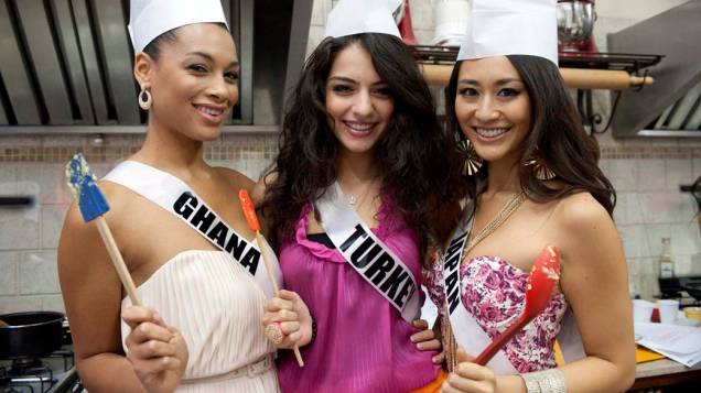 A ganense Yayra Nego, a turca Melisa Asli Pamuk e a japonesa Maria Kamiyama, candidatas a Miss Universo 2011, cozinham no Atelier Groumand, em São Paulo