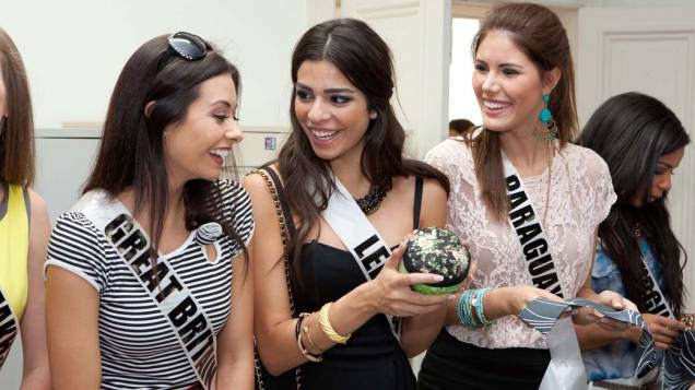 A britânica Chloe-Beth Morgan, a libanesa Yara El Khoury e a paraguaia Alba Riquelme, candidatas a Miss Universo 201, na Escola de Moda no Parque da Água Branca, São Paulo