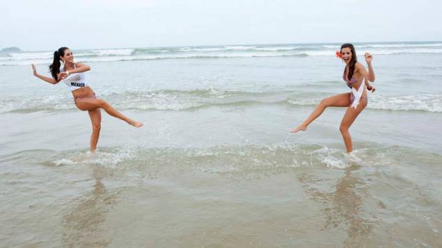 A mexicana Karin Ontiveros e a nicaraguense Adriana Dom, candidatas a Miss Universo 2011, em praia no Guarujá