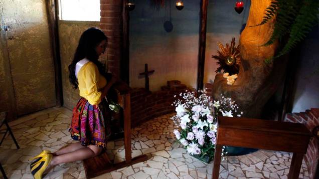 A panamenha Sheldry Saez, candidata a Miss Universo 2011, reza na capela da organização religiosa Aliança Misericórdia, na periferia de São Paulo