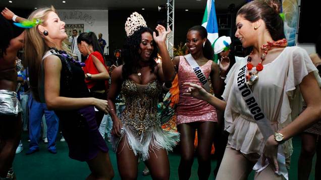 Candidatas a Miss Universo 2011 na escola de samba Unidos de Vila de Maria, em São Paulo