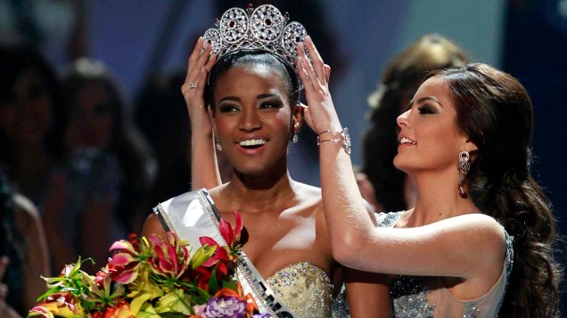 A angolana Leila Lopes recebe a coroa de Miss Universo 2011 da mexicana Ximena Navarrete, Miss Universo 2010, no Credicard Hall em São Paulp
