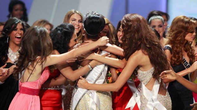 A angolana Leila Lopes, Miss Universo 2011, é abraçada pelas outras participantes do concurso no Credicard Hall, em São Paulo