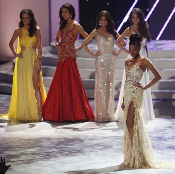 As cinco finalistas do concurso Miss Universo 2011, no Credicard Hall, em São Paulo