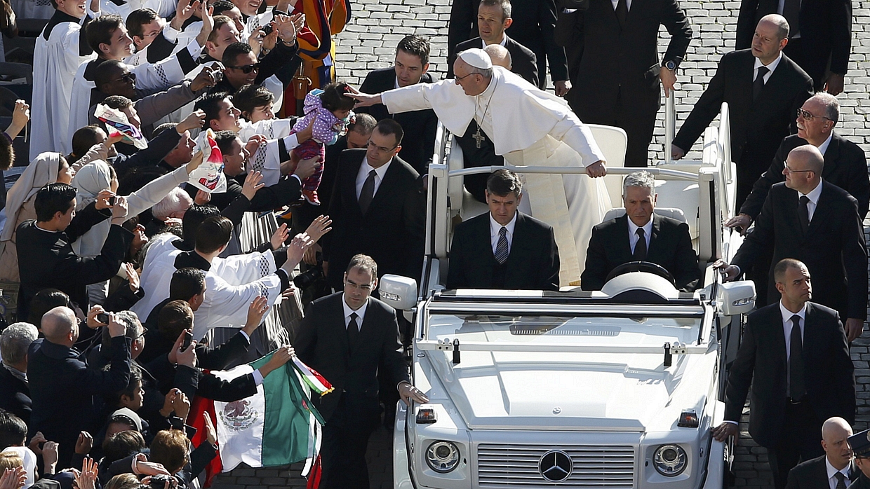 Papa cumprimentou fiéis e chegou a descer do 'papamóvel'