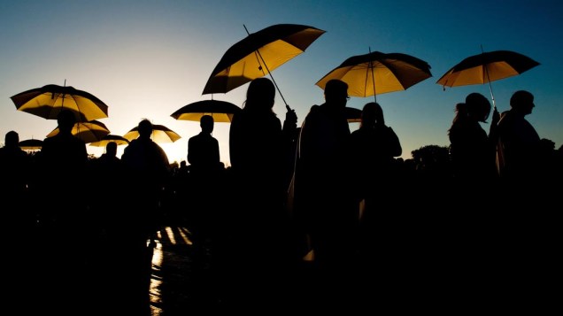 Padres usam sombrinhas para se proteger do sol durante missa realizada pelo Papa Bento XVI na Grã-Bretanha