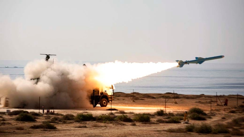 Míssil iraniano de longo alcance chamado Qader é lançado no sul do Irã