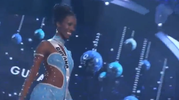 Ruqayyah Boyer, a miss Guiana, leva tombo em desfile do Miss Universo