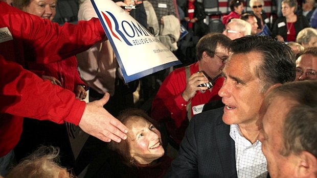 O pré-candidato republicano Mitt Romney cumprimenta seus apoiadores