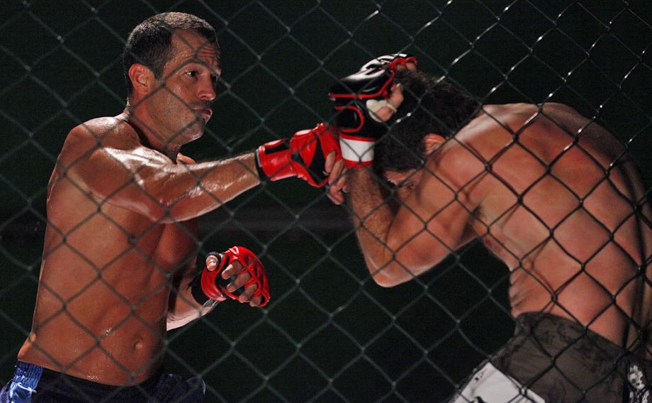 Os atores Eriberto Leão e Malvino Salvador, da novela Guerra dos Sexos, como lutadores de MMA