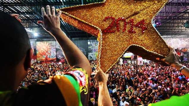Integrantes da Mocidade Alegre comemoram título de campeã do grupo especial do Carnaval de 2014, em São Paulo