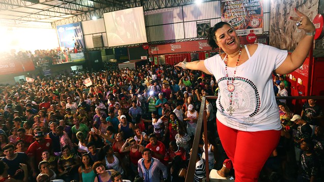 A presidente da Mocidade Alegre, Solange Bichara Cruz comemora o tricampeonato do Carnaval de São Paulo na quadra da escola, na Zona Norte da capital paulista