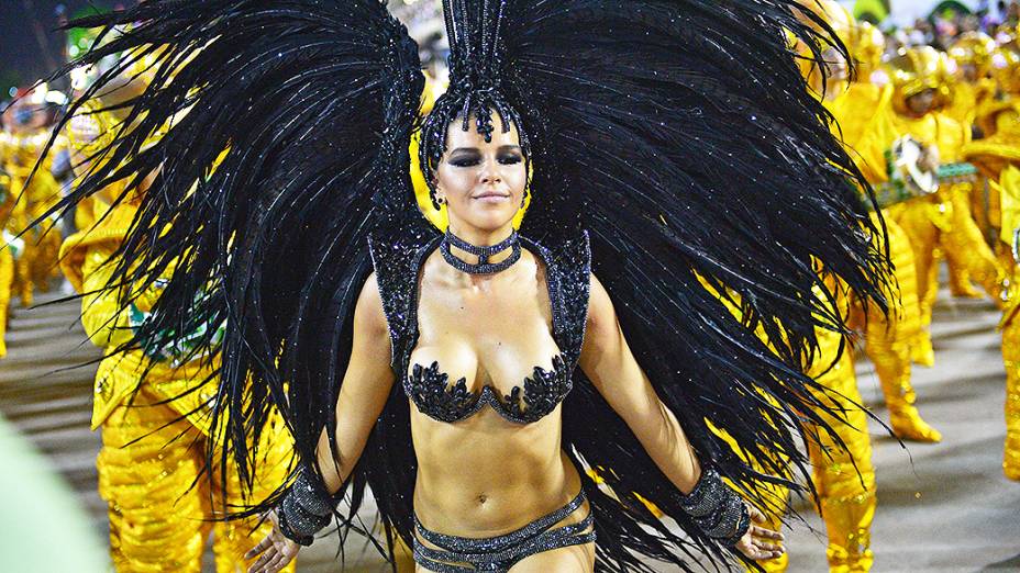 A rainha de bateria Mariana Rios, durante desfile da escola de samba Mocidade Independente de Padre Miguel pelo Grupo Especial, no Sambódromo Marquês de Sapucaí no Rio de Janeiro (RJ), nesta segunda-feira (03)