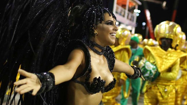 A rainha de bateria Mariana Rios, durante desfile da escola de samba Mocidade Independente de Padre Miguel pelo Grupo Especial, no Sambódromo Marquês de Sapucaí no Rio de Janeiro (RJ), nesta segunda-feira (3)