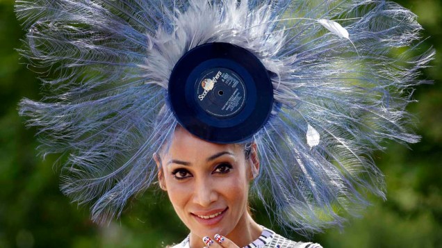 Mulher exibe chapéu com um vinil, na Inglaterra Mulher exibe chapéu com um vinil, na Inglaterra