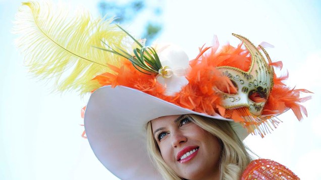 Mulheres exibem chapéus na corrida de cavalos de Ascot, na Inglaterra