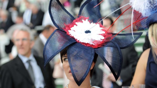 Mulher na corrida de cavalos de Ascot, na Inglaterra