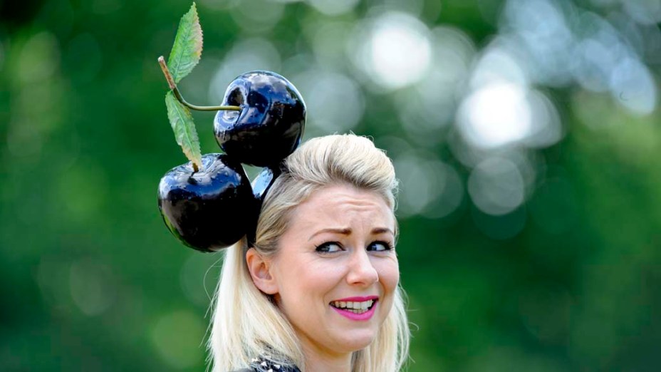 Desfile de chapéus e produções extravagantes na tradicional corrida de cavalos Royal Ascot, na Inglaterra