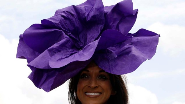 Mulher com chapéu no formato de flor, na Inglaterra