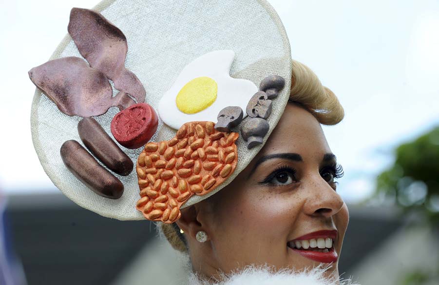 Prato de comida é inspiração para chapéu na corrida de cavalos de Ascot, na Inglaterra