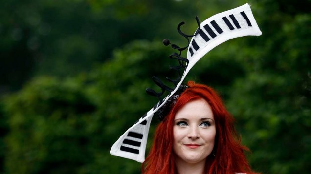 Mulher com chapéu no formato de teclas de piano durante a tradicional corrida de cavalos de Ascot, na Inglaterra