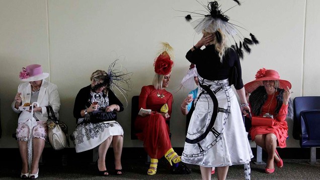 Mulheres durante a tradicional corrida de cavalos de Ascot, na Inglaterra Mulheres durante a tradicional corrida de cavalos de Ascot, na Inglaterra