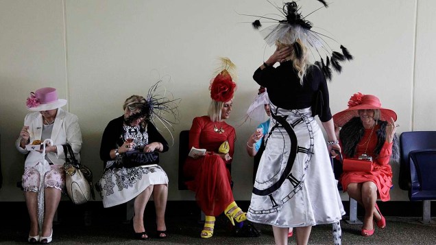 Mulheres durante a tradicional corrida de cavalos de Ascot, na Inglaterra