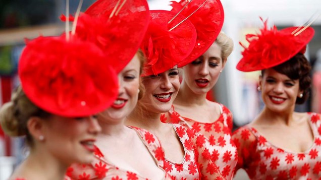 Mulheres durante a tradicional corrida de cavalos de Ascot, na Inglaterra