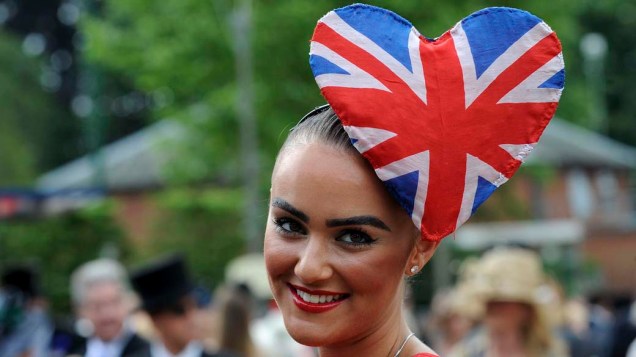 Mulher assiste a tradicional corrida de cavalos em Ascot, na Inglaterra